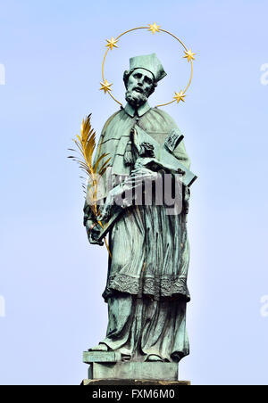 Prag, Tschechische Republik. Statue des Hl. Johannes Nepomuk auf der Karlsbrücke (Karluv am meisten) Stockfoto
