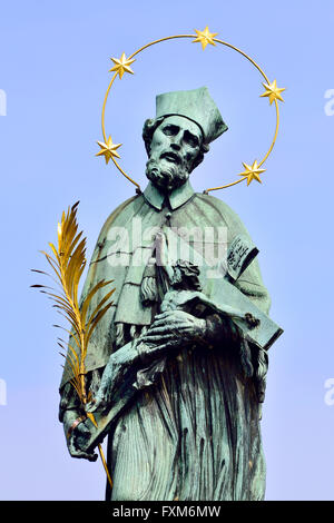 Prag, Tschechische Republik. Statue des Hl. Johannes Nepomuk auf der Karlsbrücke (Karluv am meisten) Stockfoto