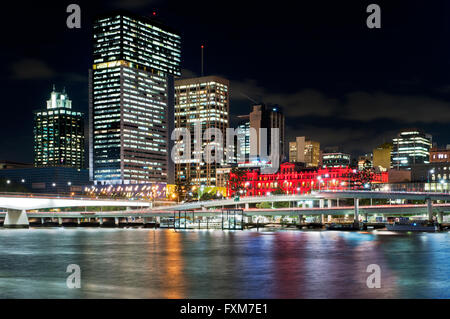Brisbane River und das Central Business District bei Nacht. Stockfoto