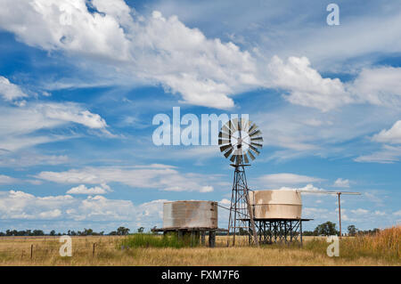 Typische Windmühle im australischen Outback. Stockfoto