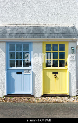 Blau und gelb bemalt bunt Türen der Ferienhäuser in Beesands Devon Uk Stockfoto