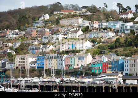 Boote vertäut im Hafen von Dartmouth Devon UK mit Häusern in Kingswear im Hintergrund Stockfoto