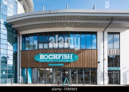 Die Drachenköpfe Fischrestaurant in Brixham Devon UK befindet sich auf dem Fischmarkt. Stockfoto