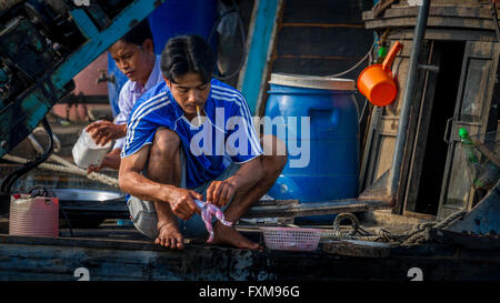 Täglichen Leben auf einem Hausboot - skinning Kröten zu verkaufen und zu essen; Chau Doc, Mekong Delta, Vietnam Stockfoto