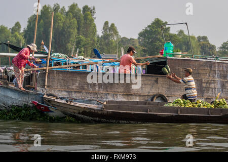 Schwimmender Markt täglich leben - Menschen waren Verkaufen auf die Boote; Chau Doc, Mekong Delta, Vietnam Stockfoto