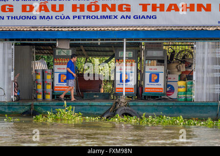 Schwimmende Tankstelle, Chau Doc, Vietnam Stockfoto