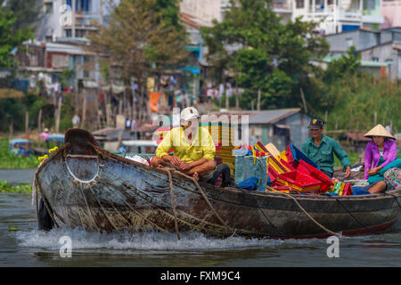 Asiatischer mann Gähnen - Leben am Mekong Fluß erhält ermüdend für Menschen bei der Arbeit auf den Booten, Chau Doc, Vietnam Stockfoto