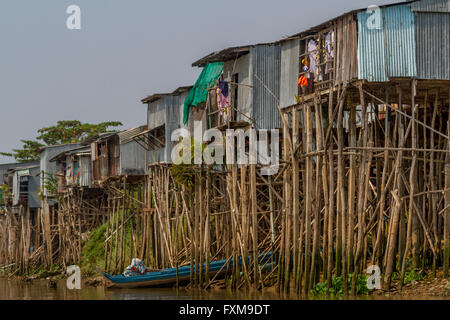 Traditionelle Häuser auf Stelzen auf einem der Kanäle des Mekong-Deltas, Chau Doc, Vietnam. Stockfoto