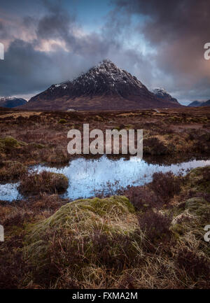 Die majestätischen Buachaille Etive Mor, Glencoe mit niedrigen liegenden Wolken nur fangen die Seiten stolz am Eingang stehen. Stockfoto