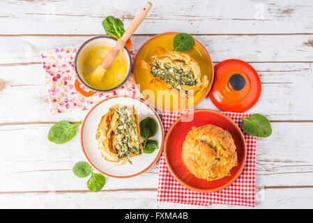 Hausgemachte Spanakopita - griechische Spinatpastete mit Feta und Ricotta auf Platten Stockfoto