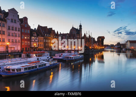 Blick auf die Mottlau an der Uferpromenade und dem Żuraw Kran Tor in den Abend, Gdansk, Polen, Europa Stockfoto