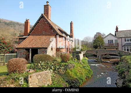 Eine englische ländliche Szene in Somerset, eine alte Lastesel-Brücke über den Fluss Allerford Stockfoto