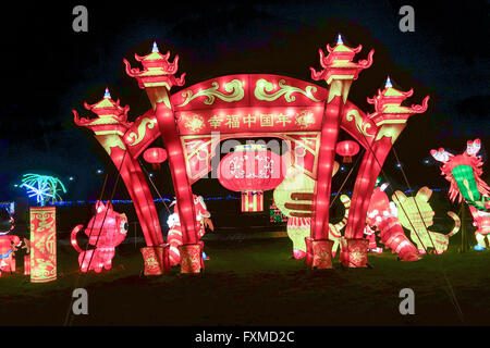 Ein chinesisches Tor auf dem magischen Laterne-Festival feiert das Jahr des Affen in Chiswick Park in London. Stockfoto