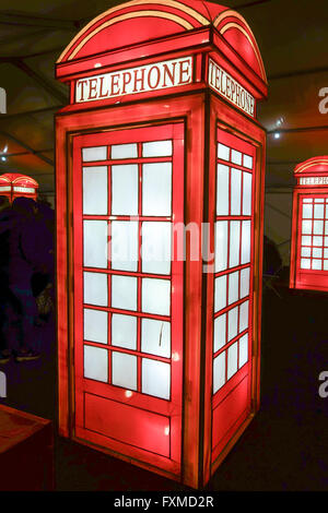 Eine traditionelle englische Telefonzelle auf dem chinesischen magische Laterne-Festival feiert das Jahr des Affen in Chiswick Park in London. Stockfoto