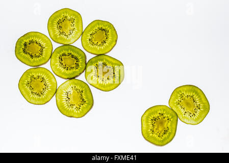 Scheiben frische Kiwis isoliert auf weißem Hintergrund Stockfoto