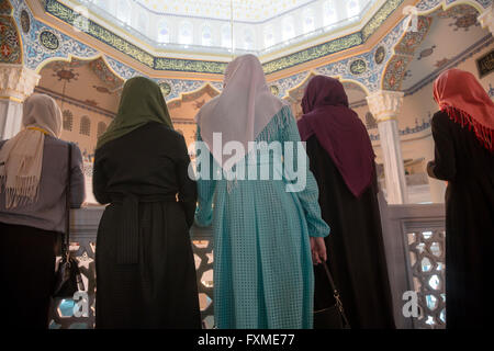 Muslimische Frauen beobachten die Moschee-Kathedrale in Moskau, Russland Stockfoto