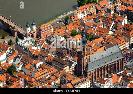 Luftaufnahme, Heiligen-Geist-Kirche in Heidelbergs Altstadt mit Alter Brücke und Tor der alten Brücke, Neckar, Heidelberg, Stockfoto