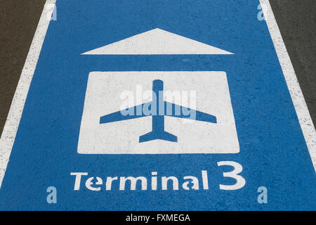 Beschilderung zum Terminal 3 am Flughafen Narita in Japan Stockfoto