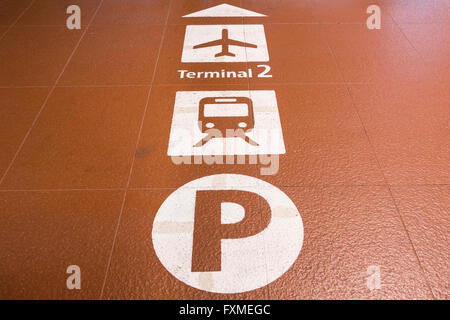 Beschilderung zum Terminal 2 am Flughafen Narita in Japan Stockfoto