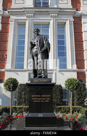Michael Faraday-Statue auf dem Damm London England UK Stockfoto