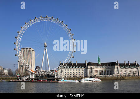 Das London Eye, Shell-Turm und das Aquarium (ehemaligen County Hall) auf der Southbank der Themse, London, England, UK. Stockfoto