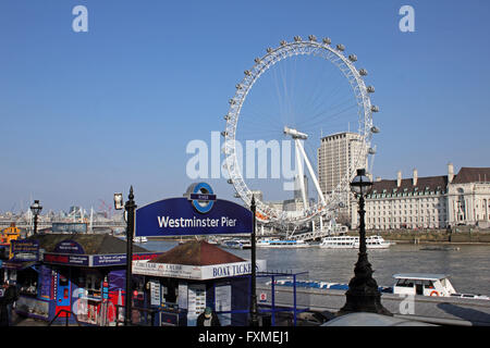 Das London Eye, Shell-Turm und das Aquarium auf der Southbank die Themse von Westminster Pier. London, England, Vereinigtes Königreich. Stockfoto