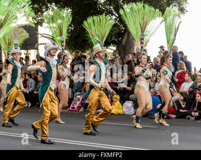 Tänzerinnen und Tänzer in aufwendigen Kostümen, Karnevalsumzug, Santa Cruz, Teneriffa Stockfoto