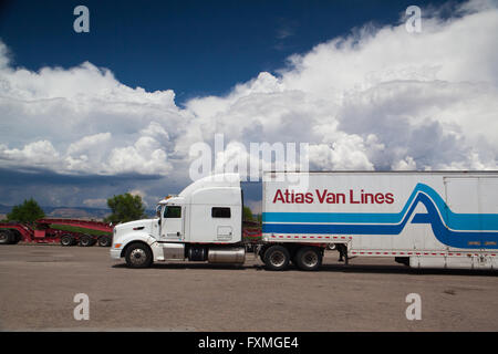 Utah, USA - Juli 18,2013: den typischen amerikanischen roten Kenwood LKW auf einem Parkplatz vor schweren Sturm Stockfoto