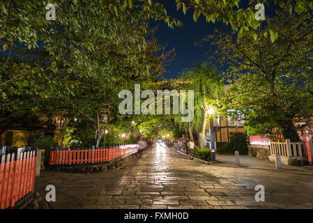 Gion in der Nacht in Kyoto, Japan Stockfoto