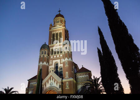 Die Kathedrale des Heiligen Johannes der Evangelist in der Dämmerung in der Innenstadt von Lafayette, Louisiana. Stockfoto