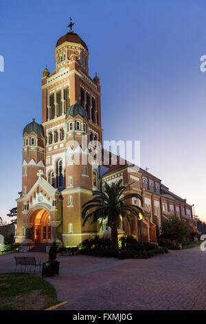 Die Kathedrale des Heiligen Johannes der Evangelist in der Dämmerung in der Innenstadt von Lafayette, Louisiana. Stockfoto