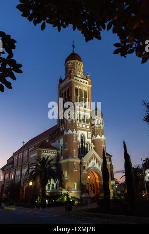 Die Kathedrale des Heiligen Johannes der Evangelist in der Dämmerung in der Innenstadt von Lafayette, Louisiana. Stockfoto