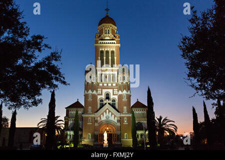 Die Kathedrale des Heiligen Johannes der Evangelist in der Dämmerung in der Innenstadt von Lafayette, Louisiana. Stockfoto