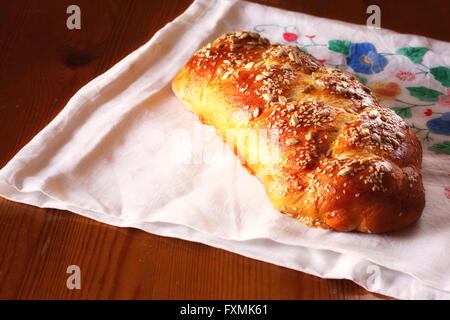 Challah Brot auf Holztisch. Stockfoto