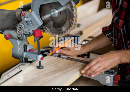 Frau Zimmermann auf Holzbrett mit Bleistift markieren Stockfoto