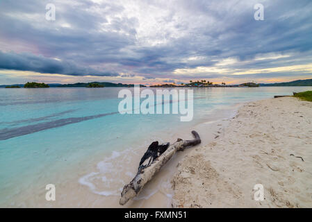 Transparenten Meer, dramatischer Himmel, idyllischen Strand bei Sonnenuntergang in die abgelegenen Malenge Strand, Togean Islands, Sulawesi, Indonesien. Stockfoto