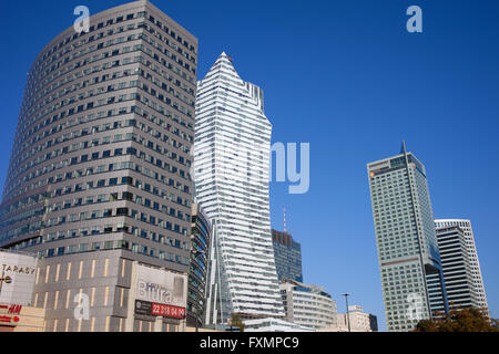 Polen, Warschau, Wolkenkratzer, Büros und Wohnungen Kleinhaus in Innenstadt, Innenstadt, moderne Architektur Stockfoto