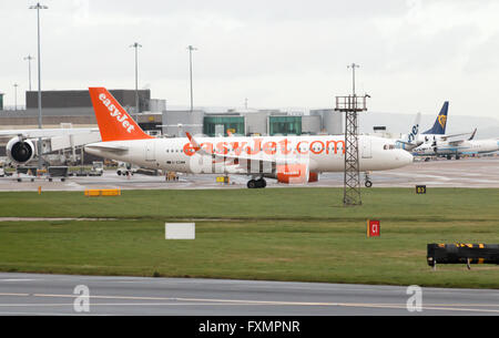 EasyJet Airbus A319 schmalem Rumpf Passagier Flugzeug (G-EZWW) Rollen auf Asphalt Manchester International Airport. Stockfoto