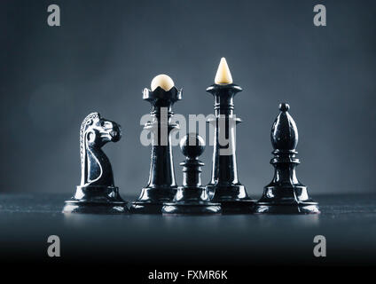 Schwarzen Schachfiguren auf dem Tisch Stockfoto
