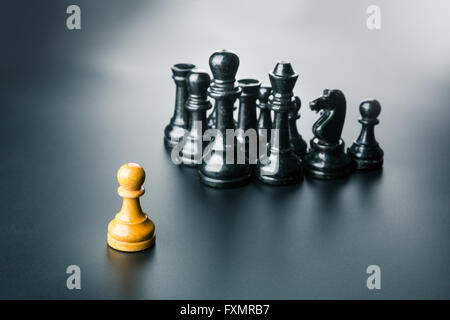 Weißen Bauern stehen vor dem schwarzen Schach-team Stockfoto