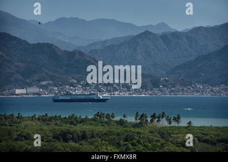 Kreuzfahrtschiff verlassen Banderas Bucht Puerto Vallarta Mexiko mit Sierra Madre Berge Stockfoto