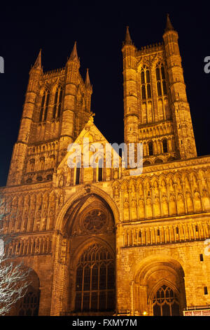 Weihnachtsmarkt in Lincoln, Lincolnshire, England, Lincoln Kathedrale in der Nacht während Weihnachtsmarkt. Stockfoto