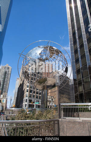 Edelstahl Kugel am Columbus Circle außerhalb Trump International Hotel, Manhattan, New York City, Vereinigte Staaten von Amerika. Stockfoto