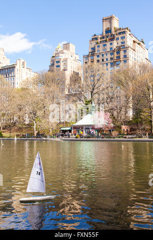 Konservatorium Wasser Modell Boot Teich, Central Park, Manhattan, New York City, Vereinigte Staaten von Amerika. Stockfoto