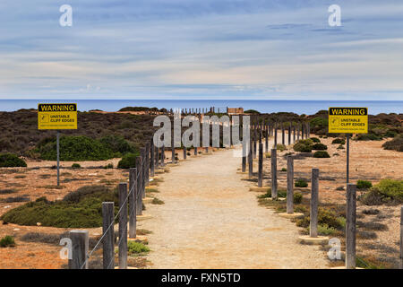 Leere eingezäunten Gehweg für Touristen in Richtung Klippe Rand Lookout in der Great Australian Bight Nationalpark Nullarbor plain Stockfoto