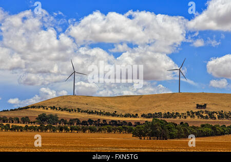 2 hohe Windkraftanlagen zur Stromerzeugung in ländlichen Südaustralien oben auf einem Hügel kultiviert geernteten Äckern. Stockfoto