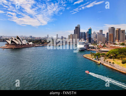 Luftbild vom Sydney Harbour Bridge Lookout am Circular Quay mit Fähren und Übersee Passagierterminal vor Ort Stockfoto