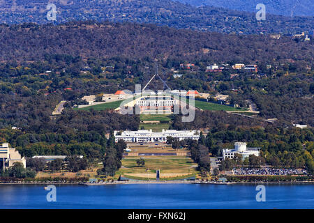 Australische nationale Parlamentsgebäude auf dem Capitol Hill in Canberra hinter alten weißen Parlament und Lake Burley Griffin von oben. Stockfoto
