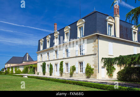 Château Guiraud an einem klaren sonnigen Tag. Guiraud erhielt Premier-Cru-Status in der Klassifizierung von 1855. Stockfoto