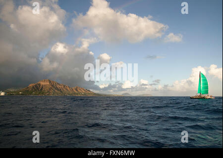 MaiTai-Katamaran, Segeln für Touristen aus Waikiki Beach und Diamond Head Tag Stockfoto